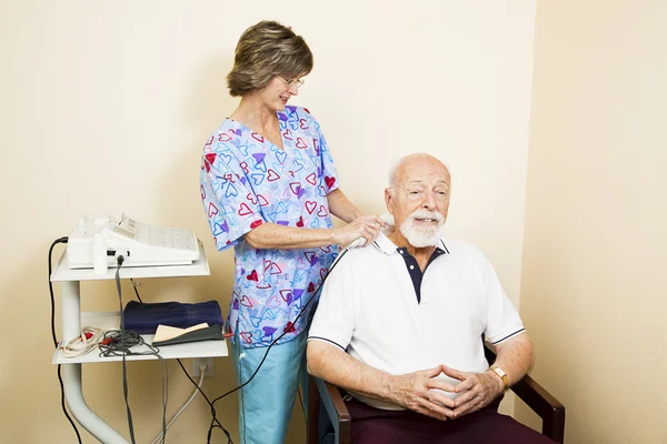 Ultrasound therapie voor senior man — Stockfoto