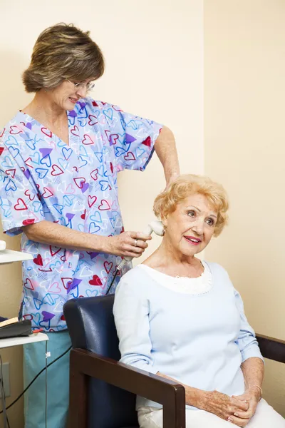 Ultraschalltherapie für Seniorin — Stockfoto