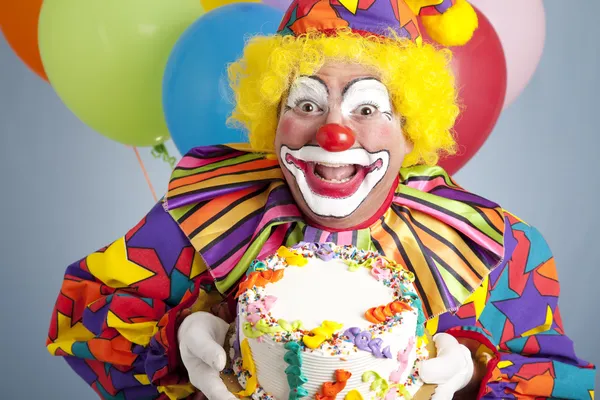 Clown d'anniversaire avec gâteau blanc — Photo