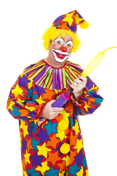 Clown sprengt Luftballon in die Luft — Stockfoto
