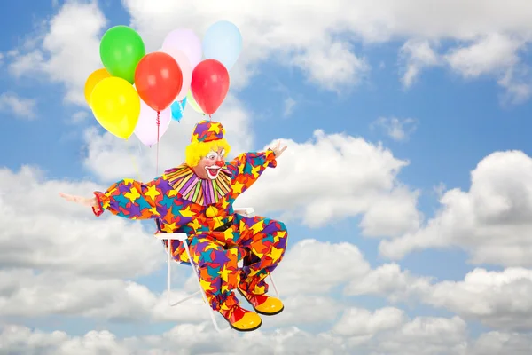 Palhaço voando com balões — Fotografia de Stock