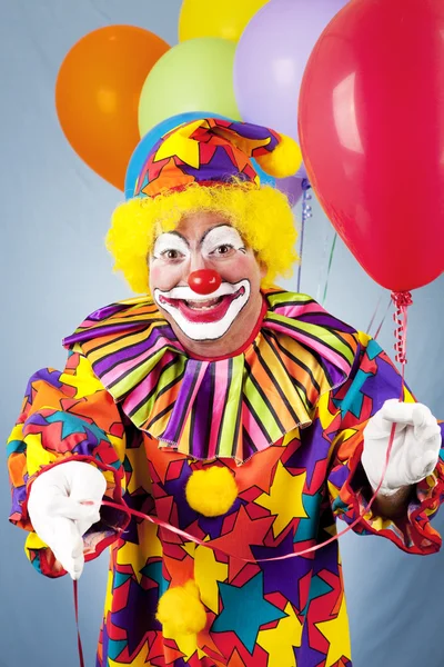 Clown aanbieden ballon — Stockfoto