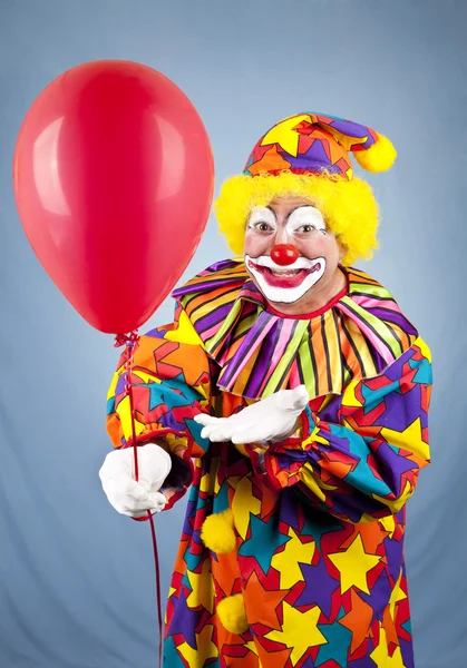 Clown bietet Luftballon an — Stockfoto