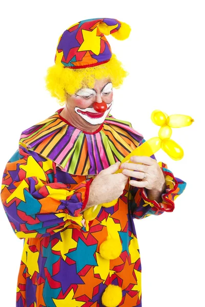 Clown verwandelt Ballon in Hund — Stockfoto