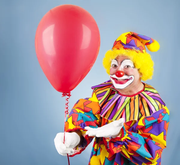 Clown mit Luftballon für Sie — Stockfoto
