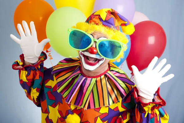 Clown divertente in grandi bicchieri — Foto Stock