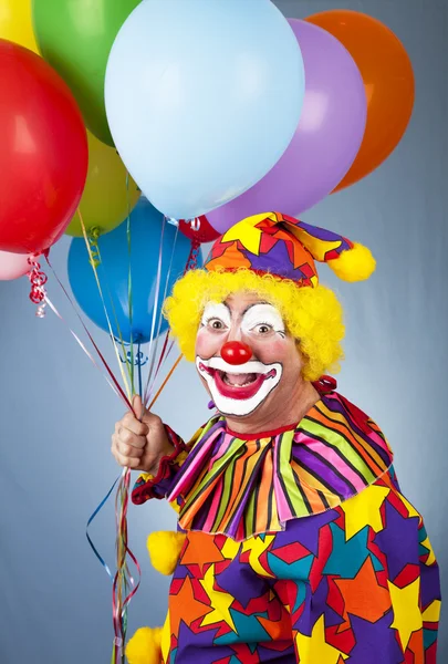 Fröhlicher Clown mit Luftballons — Stockfoto