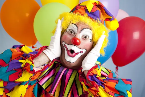 Překvapený narozeninový klaun — Stock fotografie