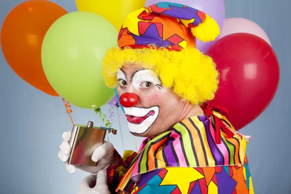 Aangeschoten clown sluipt een drankje — Stockfoto