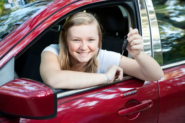 Menina adolescente bonita com carro novo — Fotografia de Stock