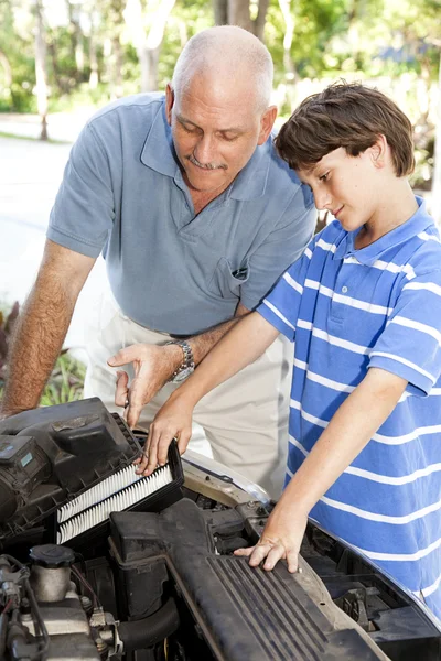 Rapaz ajuda o pai — Fotografia de Stock