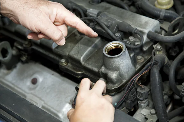 Reparación de coches - Cambio de aceite —  Fotos de Stock