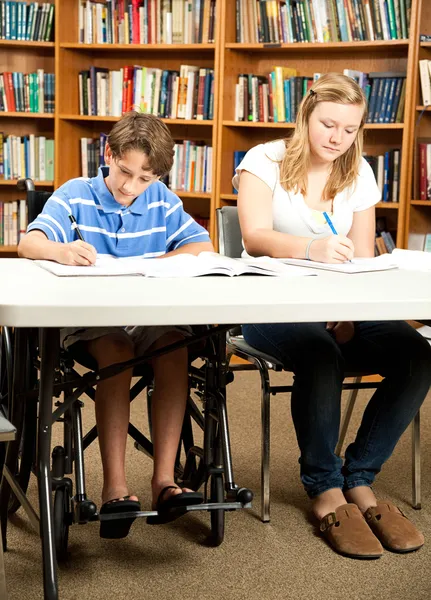 Behinderter Junge macht Hausaufgaben — Stockfoto