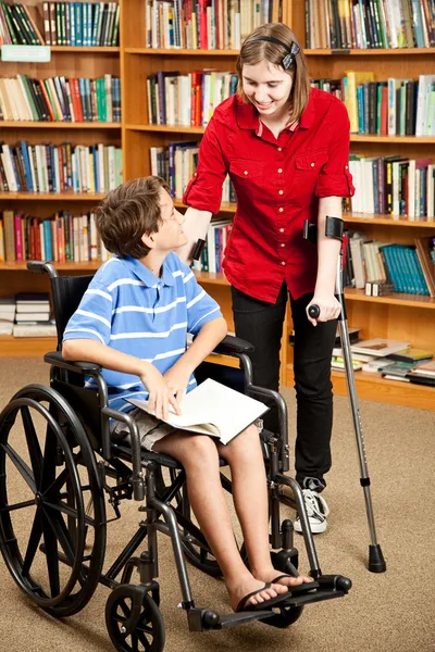 Дети-инвалиды в библиотеке — стоковое фото