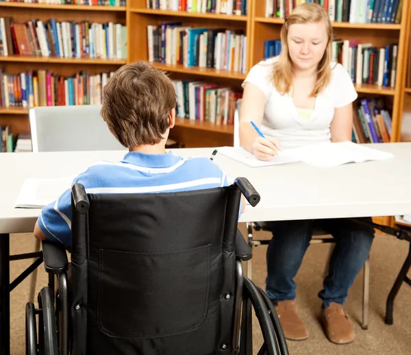 Estudante com Deficiência na Biblioteca — Fotografia de Stock