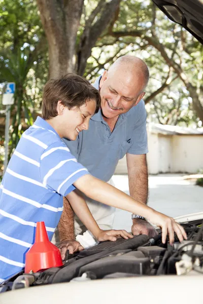 Padre enseña a hijo a arreglar el coche — Foto de Stock
