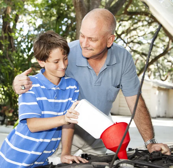 Vader en zoon auto-onderhoud — Stockfoto