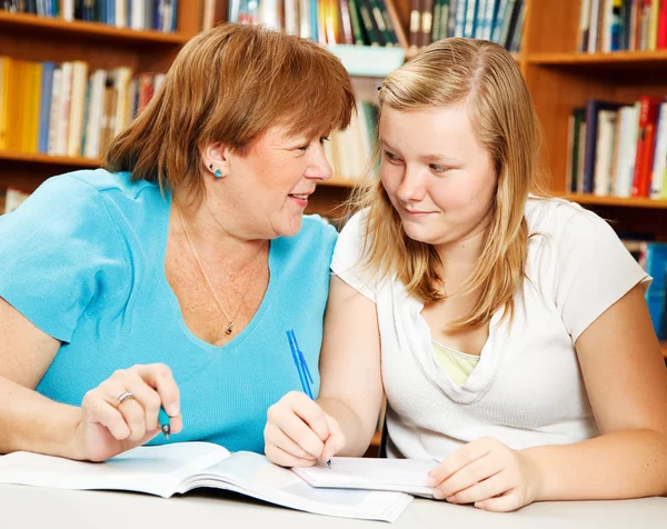 Huiswerk hulp van moeder of leraar — Stockfoto