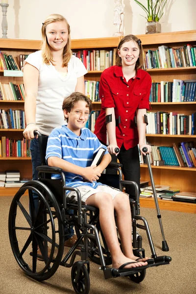 Enfants à la bibliothèque - Handicap — Photo