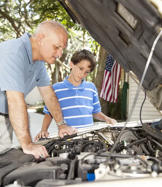 Apprendre la réparation automobile — Photo