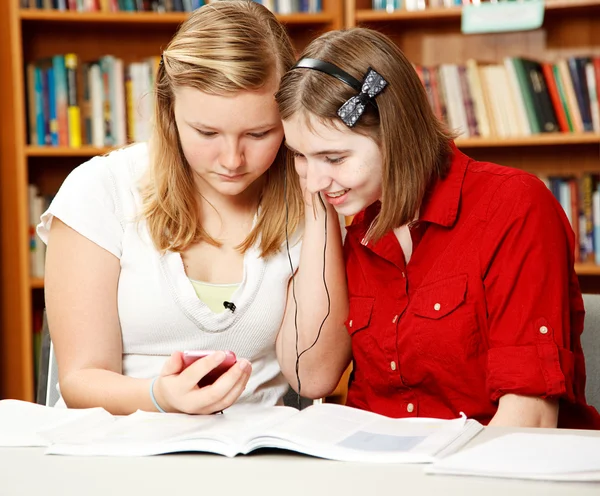 Adolescentes de biblioteca com leitor de MP3 — Fotografia de Stock