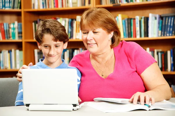 Matka pomáhá syn studovat — Stock fotografie