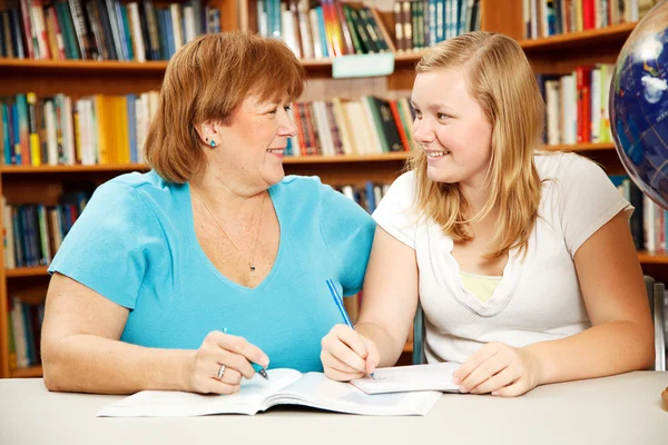 Mutter oder Lehrer mit Teenagerschüler — Stockfoto