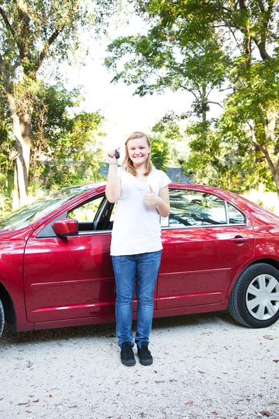Tonåring med första nya bil — Stockfoto