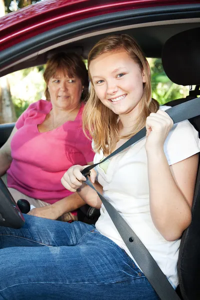 Conductor adolescente se sujeta el cinturón de seguridad — Foto de Stock