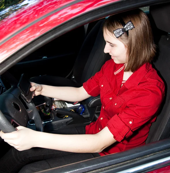10 代の少女のテキスト メッセージと運転 — ストック写真