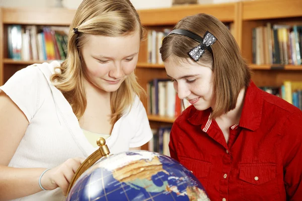 Teenageři studují zeměkoule — Stock fotografie