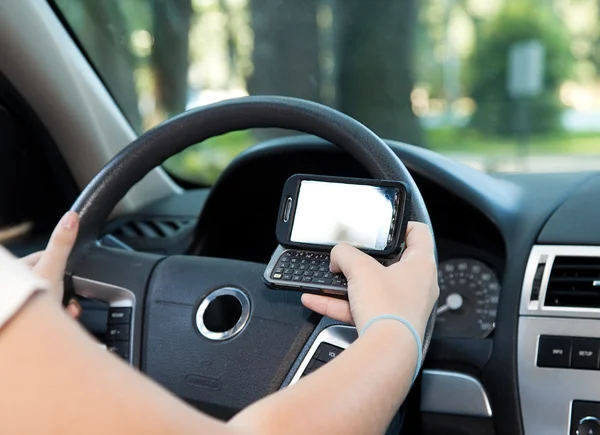 SMS:a och köra bil — Stockfoto