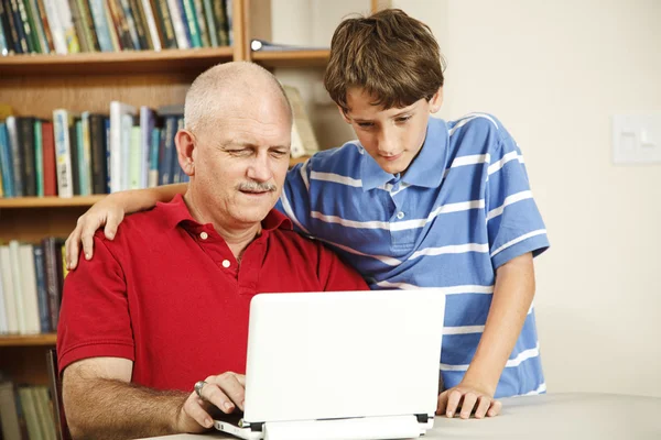 Ajuda do computador do filho — Fotografia de Stock
