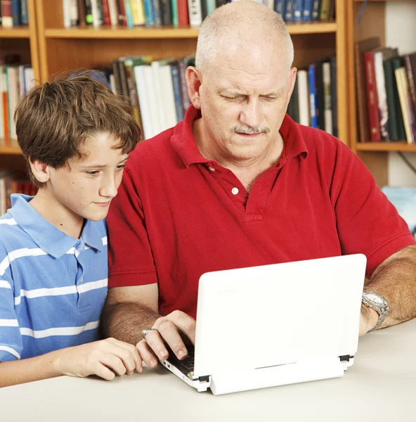 Zmatený tatínek pomáhá s domácími úkoly — Stock fotografie