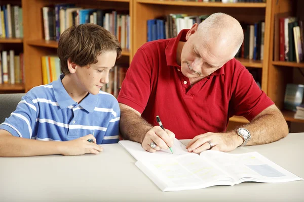 Vader helpt zoon met huiswerk — Stockfoto