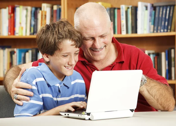 Netbook 컴퓨터를 사용 하는 아버지와 아들 — 스톡 사진