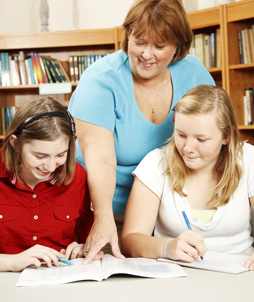 Bibliothecaris helpt studenten — Stockfoto