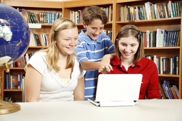 Τα παιδιά της βιβλιοθήκης στον υπολογιστή netbook — Φωτογραφία Αρχείου