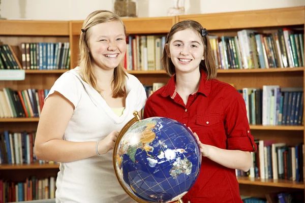 Library Teens with Globe — Stock Photo, Image