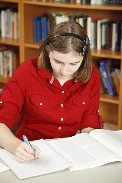 Tiener meisje doet huiswerk — Stockfoto