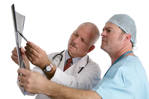 Läkare & praktikant undersöka Xray — Stockfoto