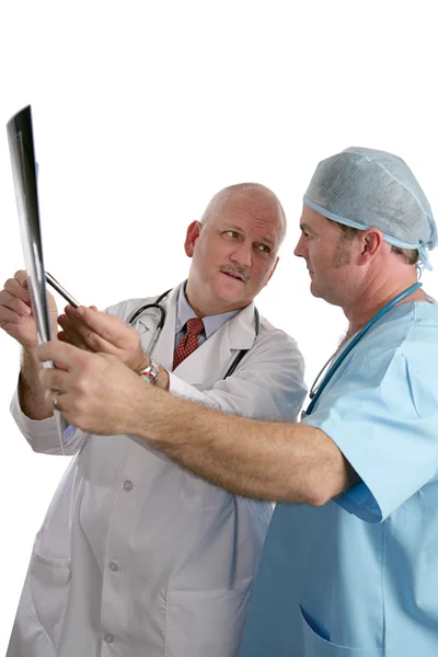 Ärzte beraten über Röntgen — Stockfoto
