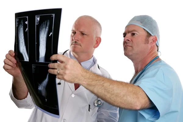 Médecins examinant les rayons X — Photo