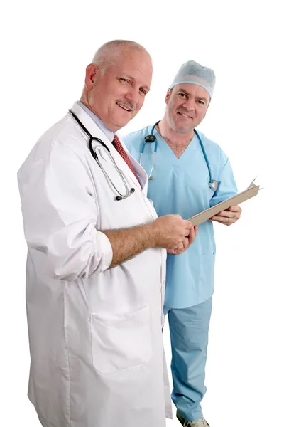 Дружелюбные врачи с картой — стоковое фото