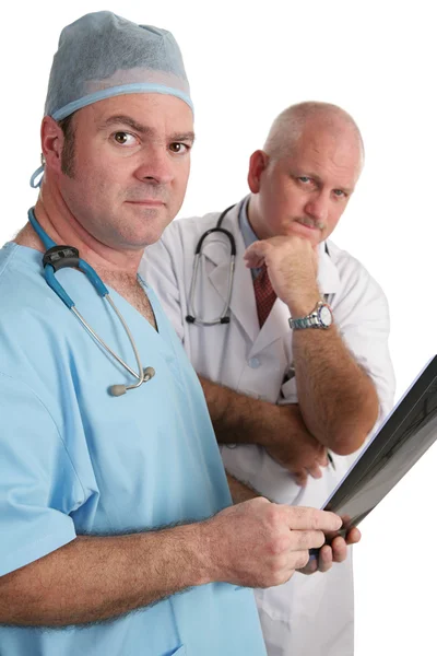 Serieuze artsen met xrays — Stockfoto