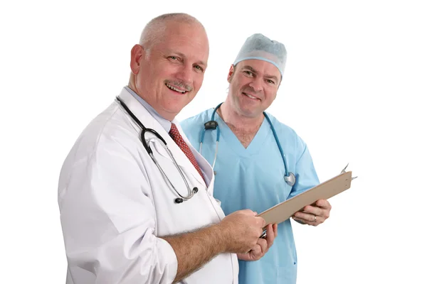 Улыбающиеся врачи с картой — стоковое фото