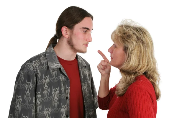 Обиженный тинейджер сталкивается с мамой — стоковое фото