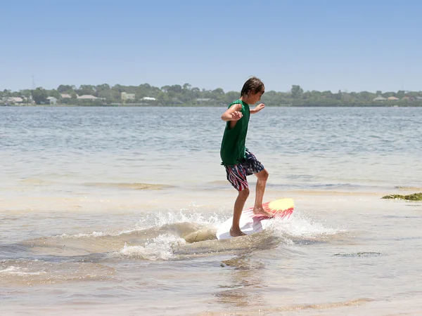 Мальчик-серфинг — стоковое фото