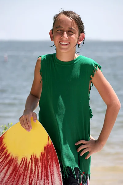 Мальчик-серфер — стоковое фото