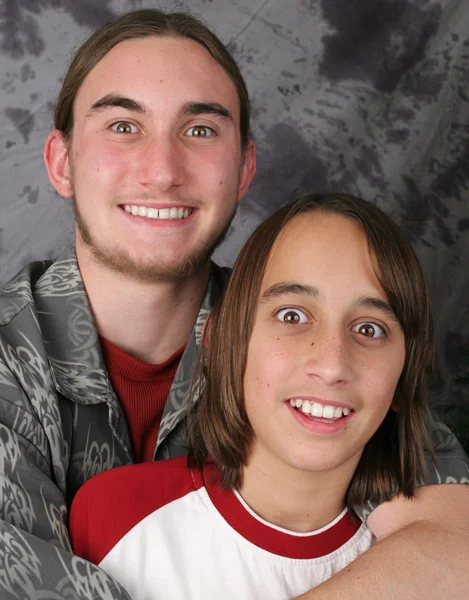 Adolescentes hermanos - Sorprendido —  Fotos de Stock